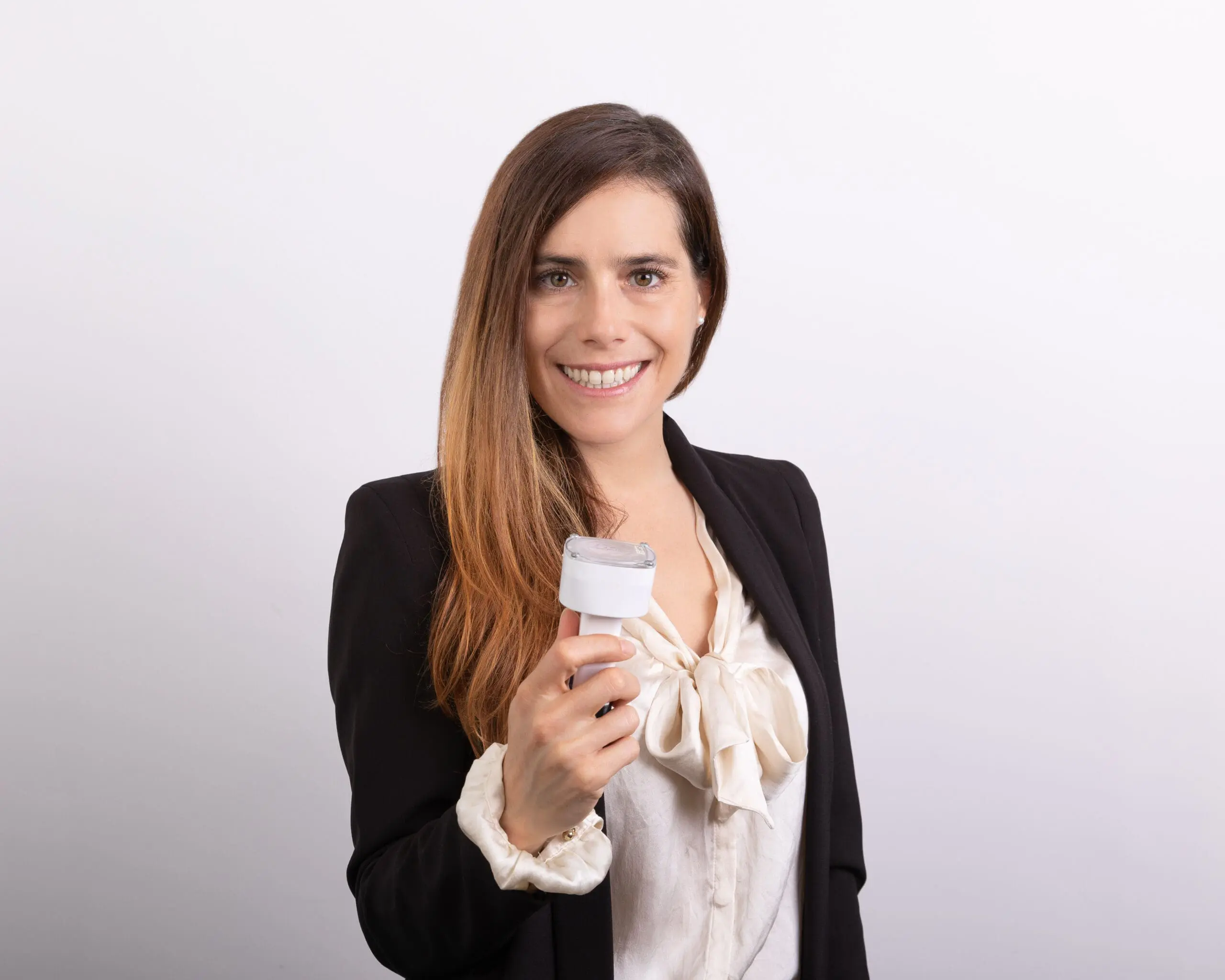 Ángela de Manzanos holding SporSenz technology